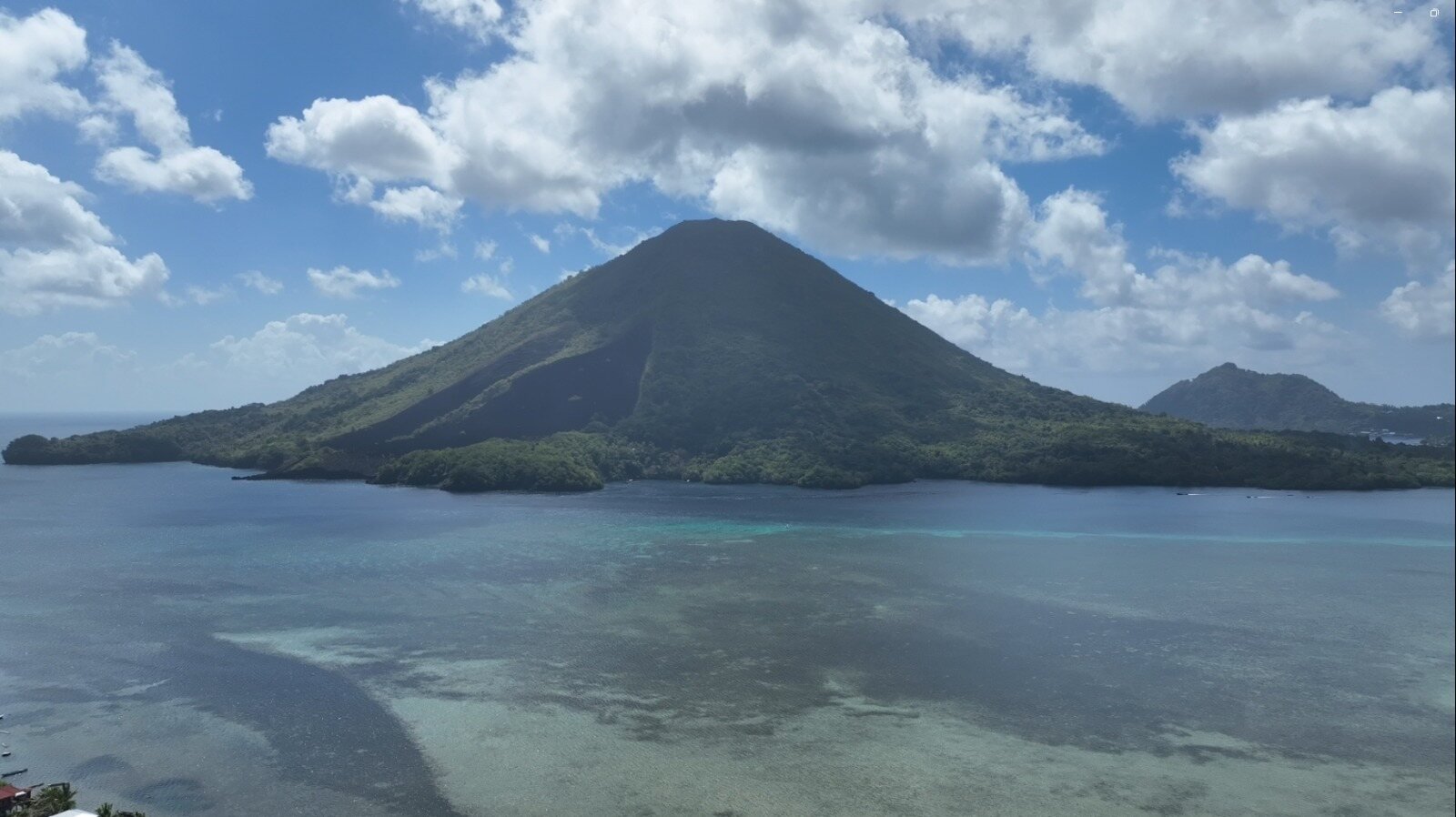 Panorama Gunung Api Banda dilihat dari laut
