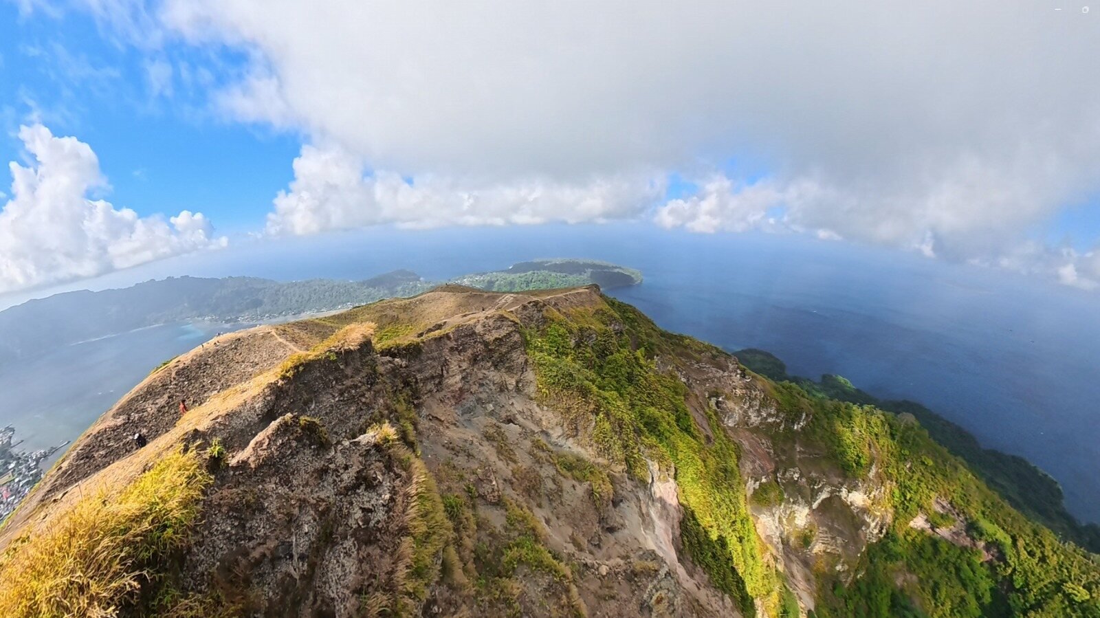 Panorama udara dari puncak Gunung Api Banda